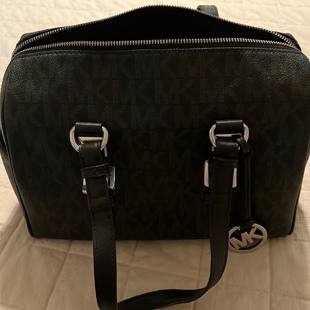 Michael Kors pebble leather bag in excellent condition